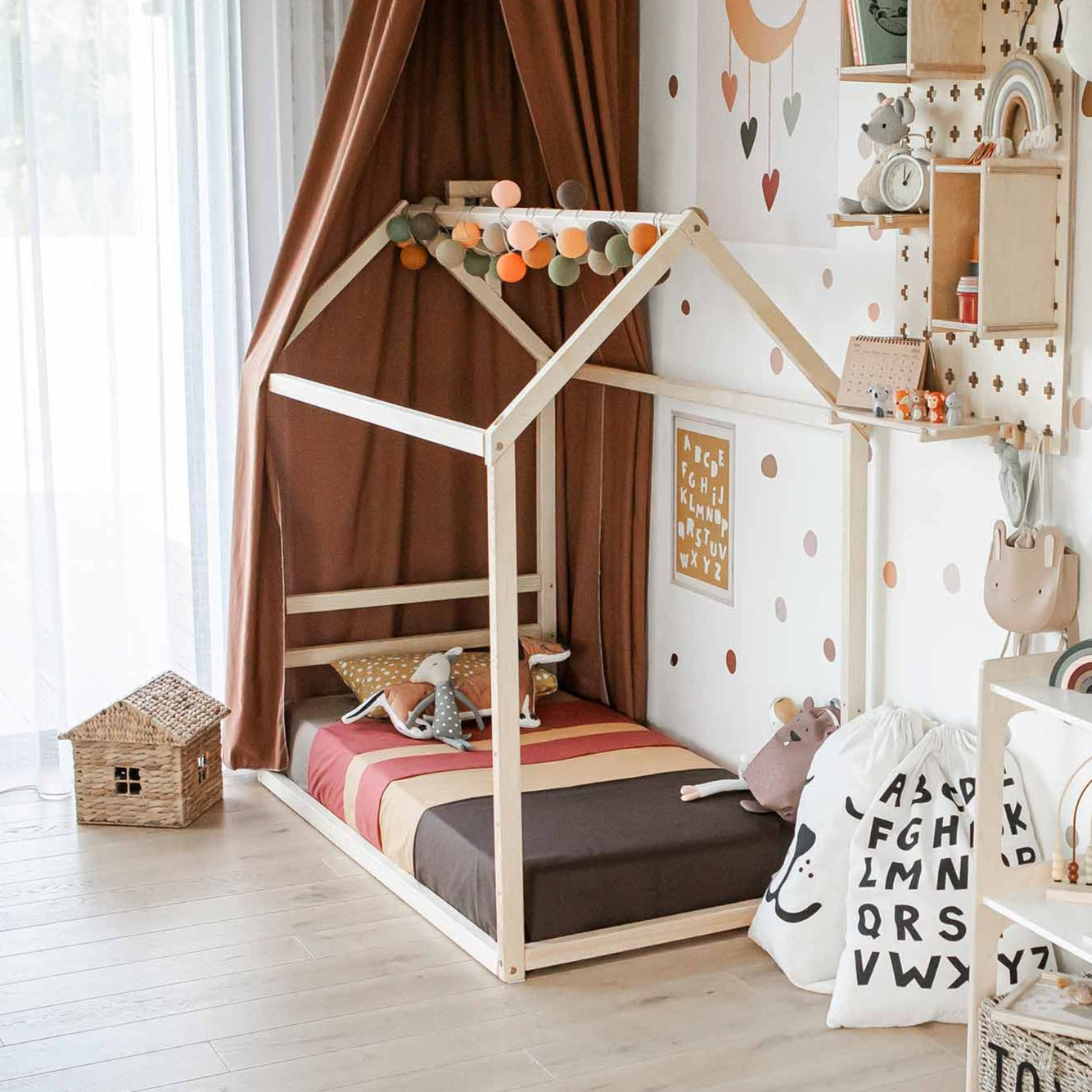 Lit pour enfants en forme de maison avec une tête de lit horizontale