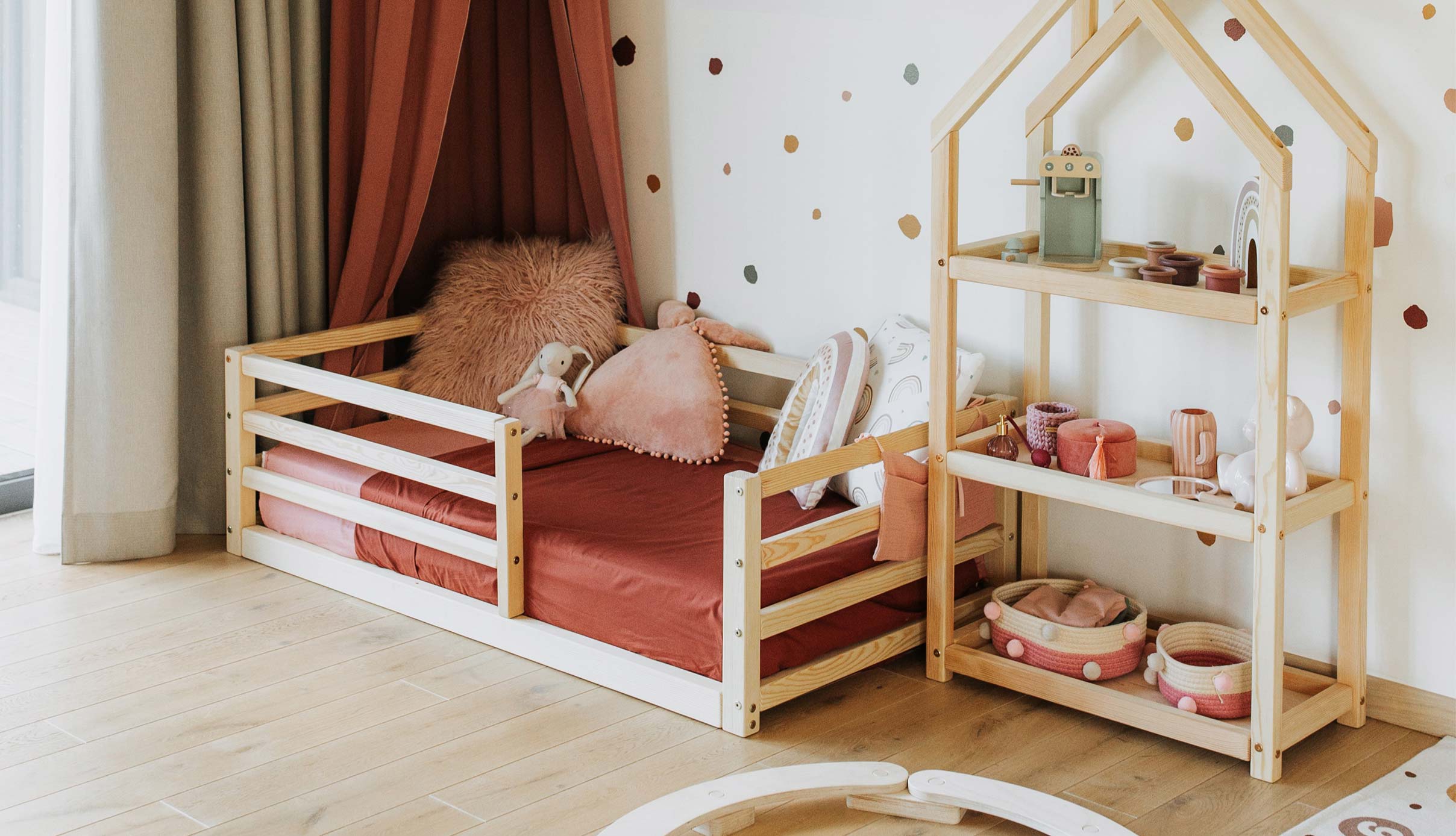 A child's room with a bed and a shelf.