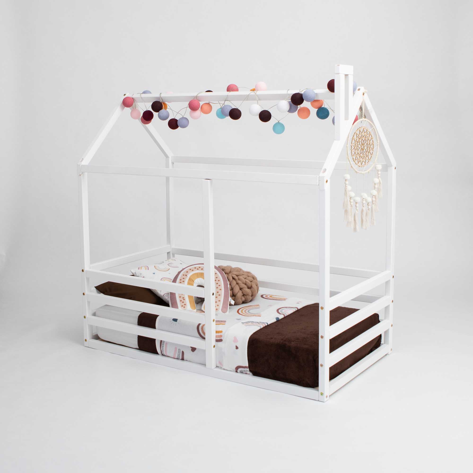 Floor level house bed with a horizontal fence
